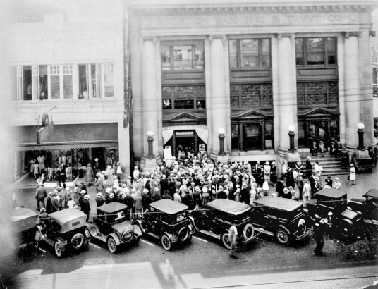 Customers crowd in front of the Raleigh Banking and Trust Company during the crisis that prompted President Roosevelt to declare a bank holiday, temporarily closing all banks. Courtesy of North Carolina Office of Archives and History, Raleigh.