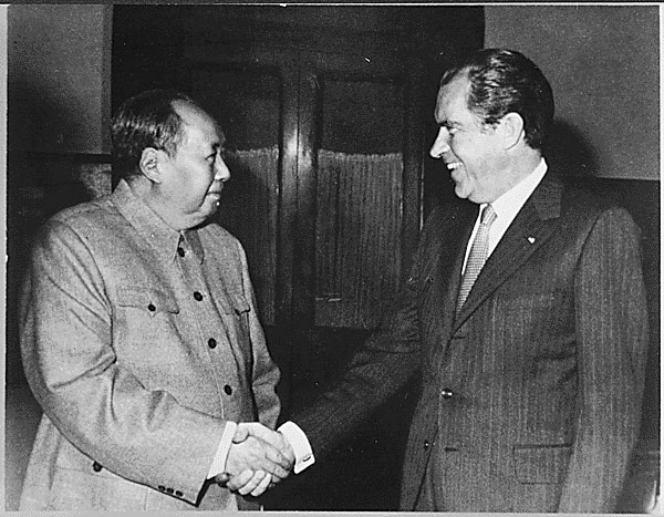 Photo of Nixon and Mao shaking hands