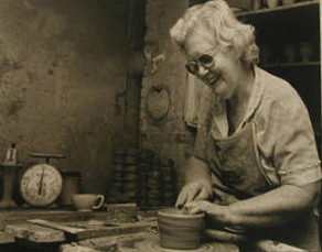  Dorothy (Dot) Auman trabajando en Seagrove Pottery, que estableció con su esposo Walter Auman.