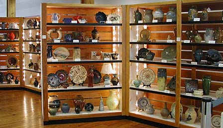 Exhibición de cerámica en el Centro de Cerámica de Carolina del Norte