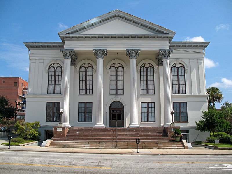  Fotografía de "City Hall/Thalian Hall," Wilmington, N.C., September 20, 2009. Wikimedia Commons.