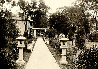 A photograph of Bevery Hall in Edenton, residence of Dr. Dillard, published in 1919. Image from the Internet Archive.