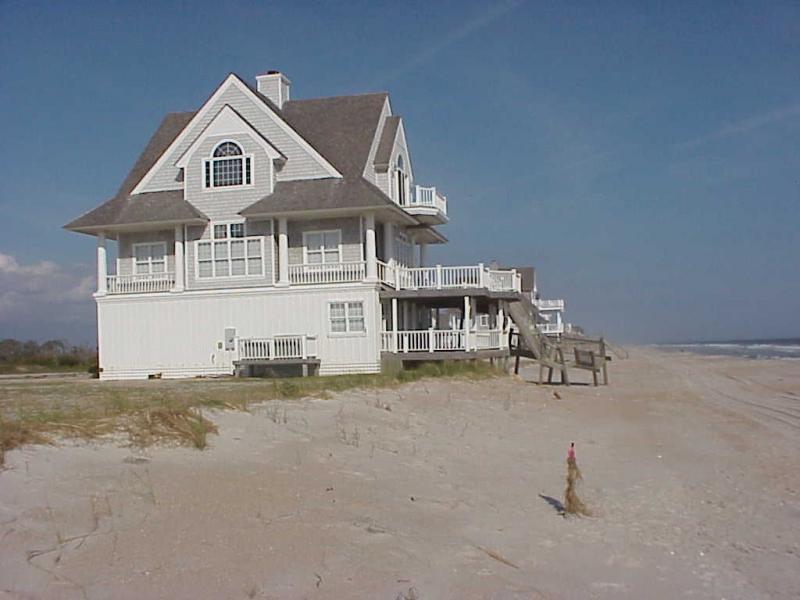 <img typeof="foaf:Image" src="http://statelibrarync.org/learnnc/sites/default/files/images/beachfront_house.jpg" width="1024" height="768" alt="Beachfront mansion" title="Beachfront mansion" />