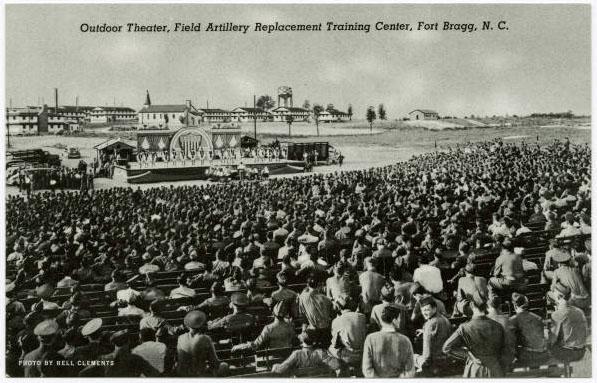 A postcard depicting hundreds of soldiers at an amphitheater.