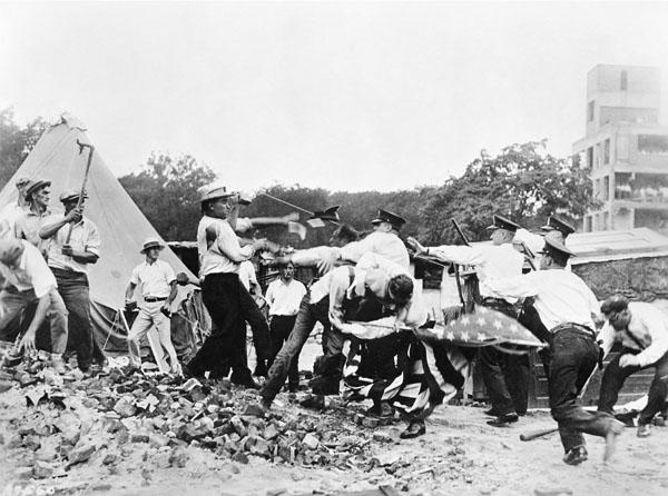 Bonus marchers and police battle in Washington, DC