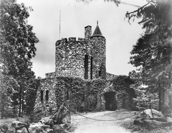 Gimghoul Castle (previously known as Piney Prospect). Photograph by the Wootten-Moulton Studio. North Carolina Collection, University of North Carolina at Chapel Hill Library.