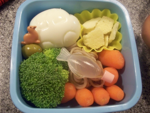 Bento box with an egg car