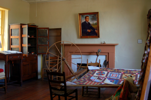 Mendenhall Plantation room 