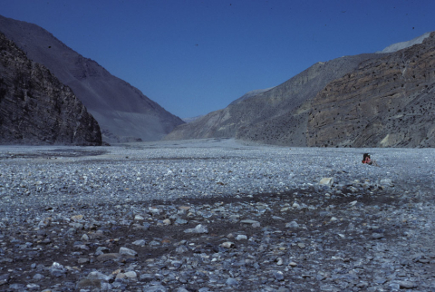 Kali Gandaki floodplain between arid mountains